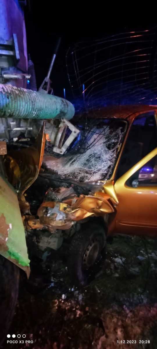 Kierowca Fiata Seicento wbił się w beczkowóz