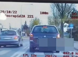 Wyprzedziła radiowóz na pasach. Piratem drogowym okazała się 74-latka [WIDEO]