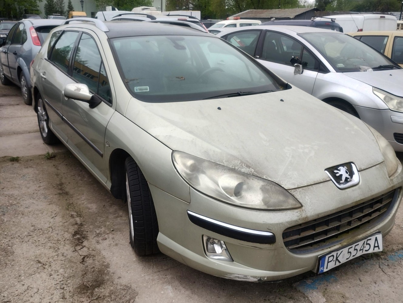 Brud na samochodzie w ogłoszeniu może skrywać wady, których nie widać. W tym przypadku jednak świadczy o tym, że auto bardzo długo stało