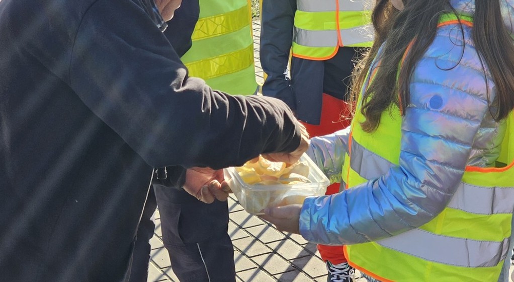 Policjanci z "drogówki przeprowadzili nietypową akcję. Rozdawali owoce