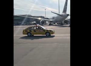 Żółty Polonez wjechał na płytę lotniska Chopina w Warszawie