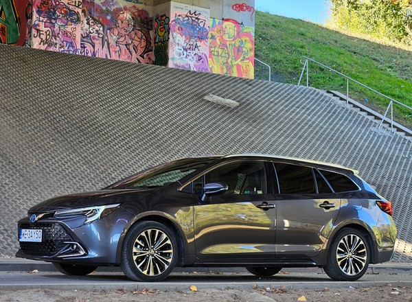 Sprzedaż Priusa szoruje po dnie. Tymczasem Toyota świętuje prawdziwy sukces