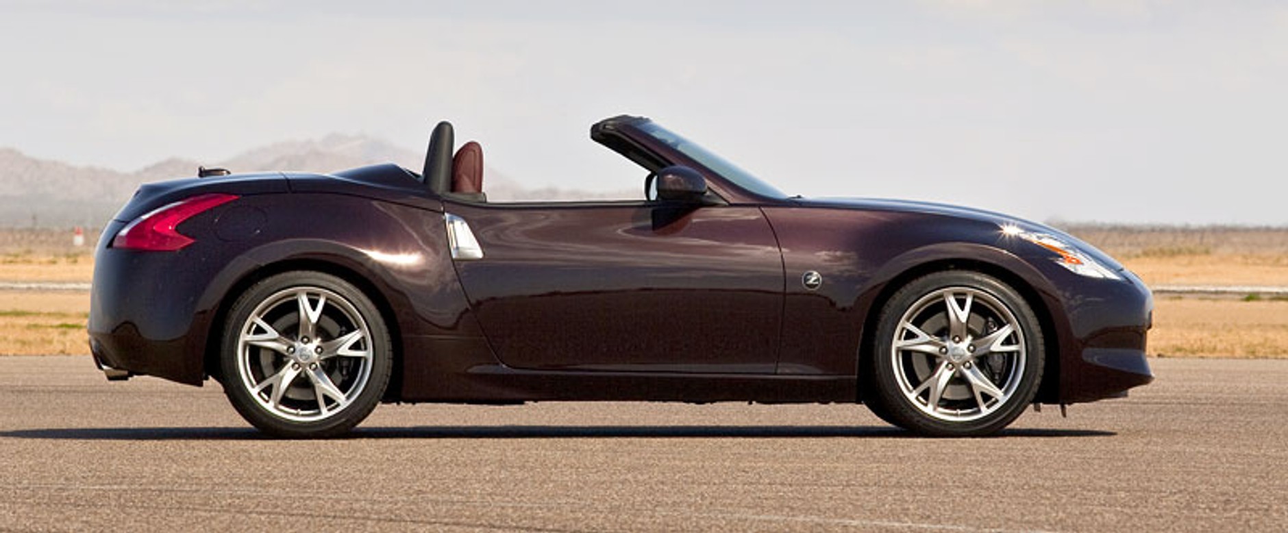 Nowy Jork 2009: Nissan zaprezentował model 370Z Roadster