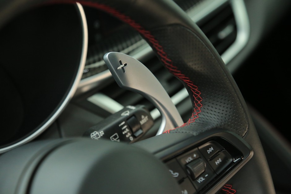 W autach sportowych montowane pod kierownicą łopatki do zmiany biegów w automatach mają sens. W cywilnych modelach to tylko zbędny gadżet.