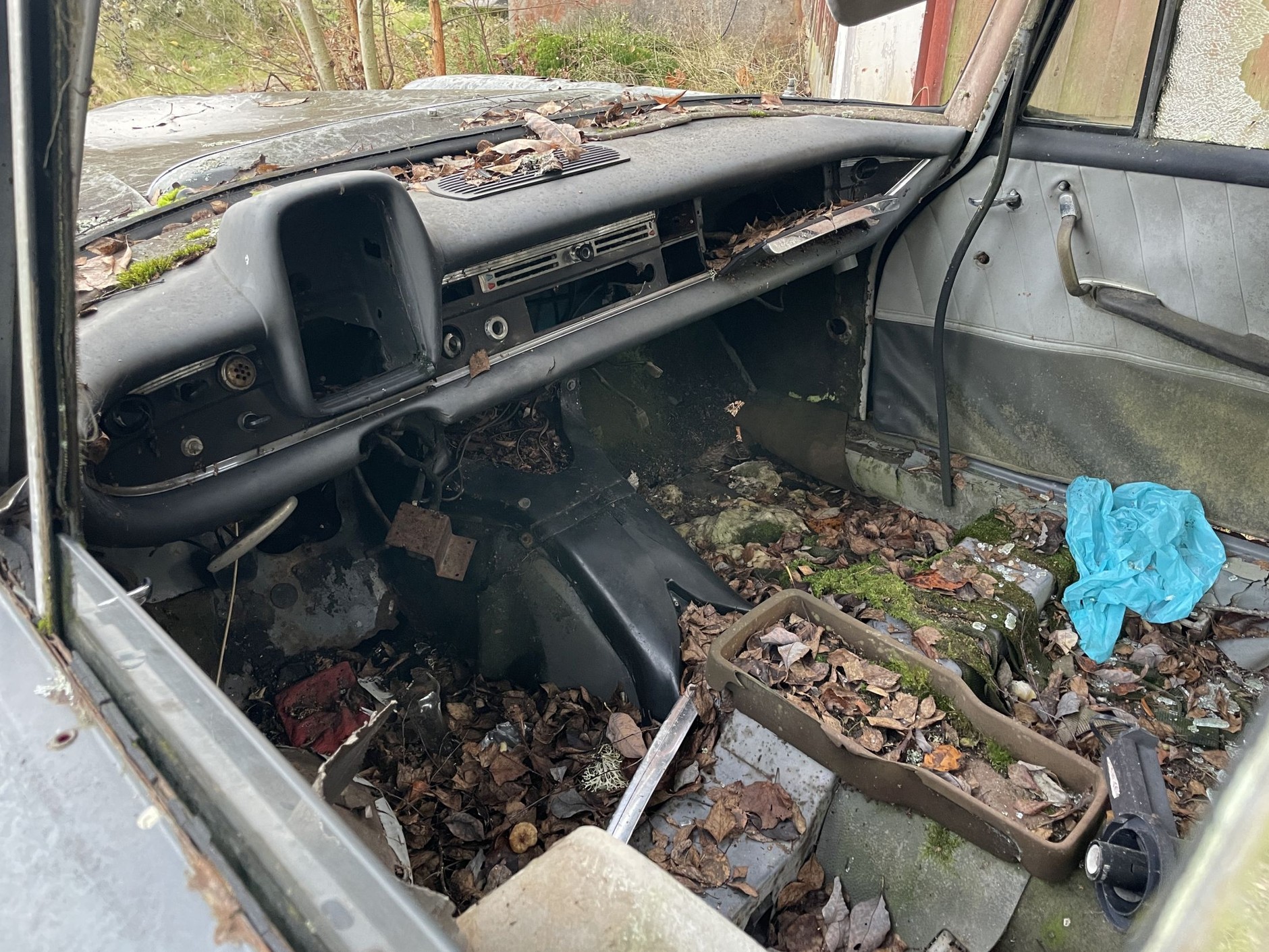 Cmentarzysko samochodów w Bastnas w Szwecji