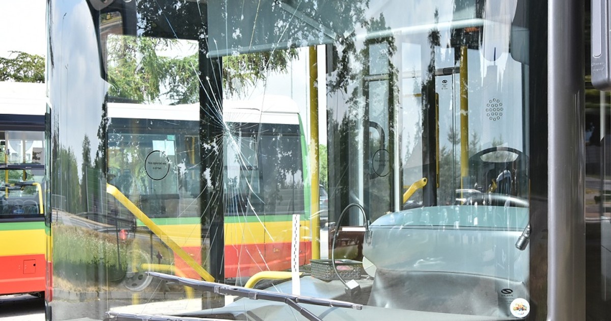 Obraz pochodzący z serwisu https://biala-podlaska.policja.gov.pl/lbp/informacje/aktualnosci/146168,Uszkodzila-szybe-autobusu-miejskiego-bo-kierowca-na-nia-zatrabil.html