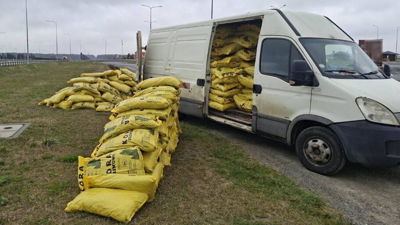 Przeładowany samochód z korą sosnową