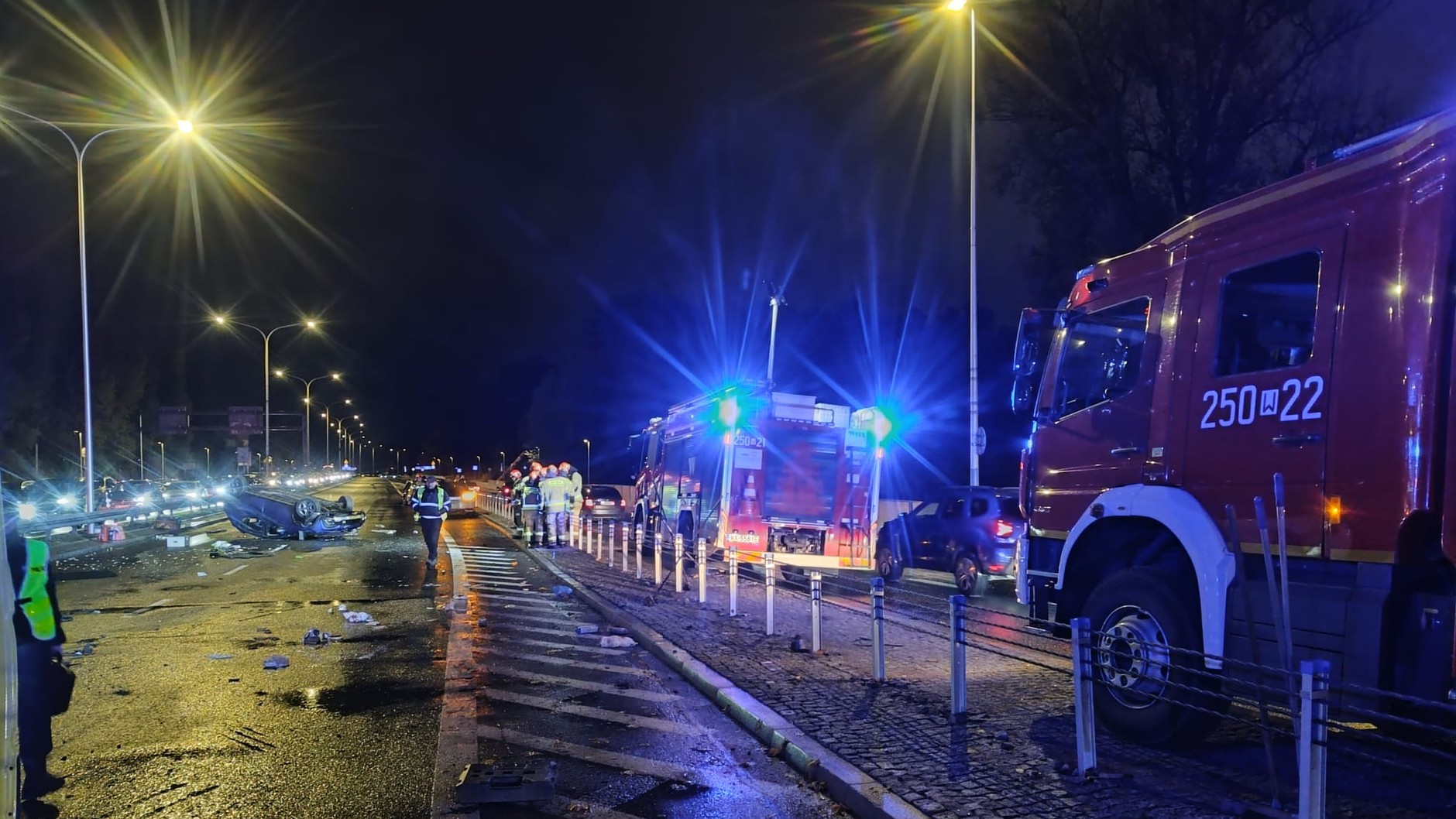 Auto z rosyjskiej ambasady dachowało na warszawskiej Wisłostradzie