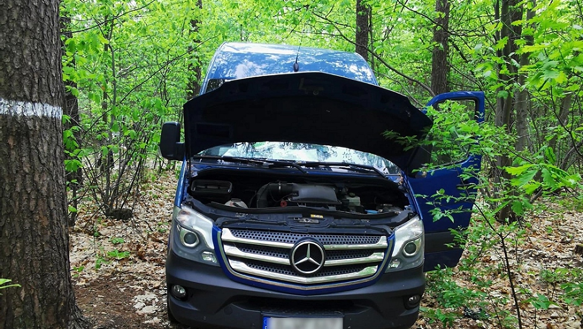 Porzucony w lesie skradziony w Niemczech Mercedes Sprinter