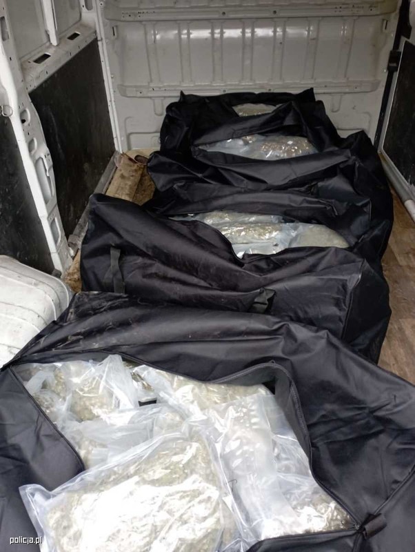 Policjanci odkryli w samochodzie aż 110 kg marihuany