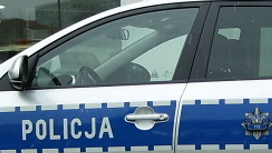 Przed policją schował się w wersalce; potrącenia pieszych