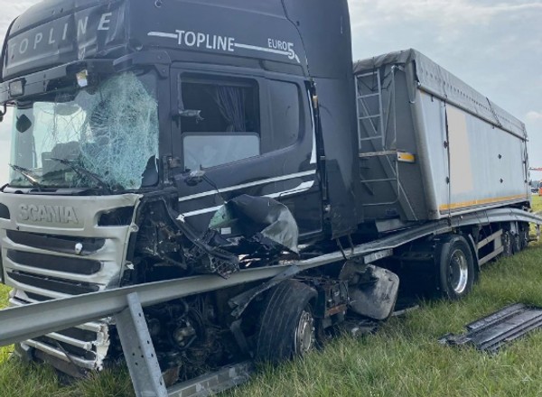 Ciężarówka wjechała w pojazd służby drogowej [Nagranie]