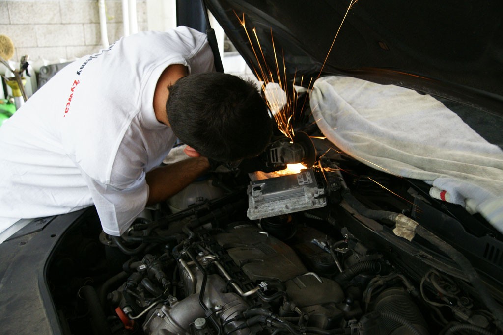 Jak dobrać się do zabezpieczonego sterownika silnika?