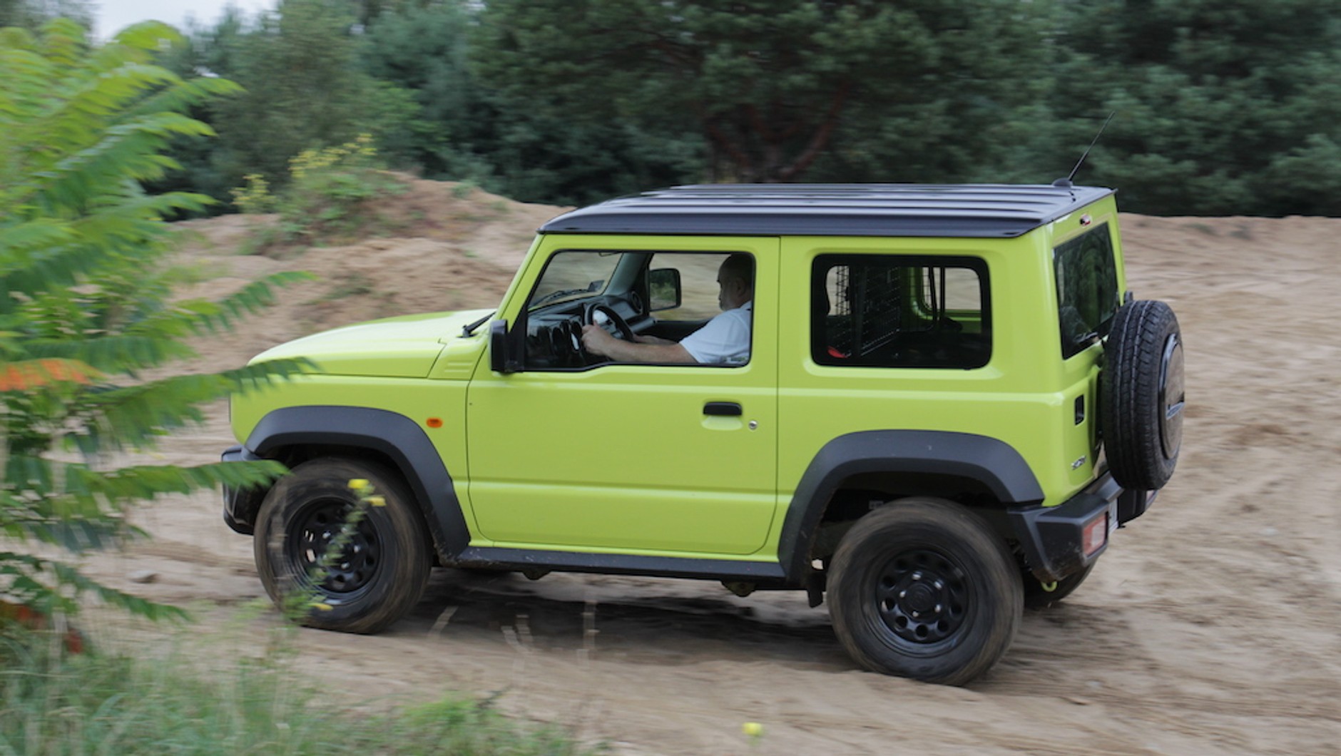 Suzuki Jimny to jedna z ostatnich terenówek "starej szkoły" – żeby móc utrzymać ją na europejskim rynku, Suzuki uciekło się do triku i sprzedaje ten model jako dwuosobowe auto dostawcze.