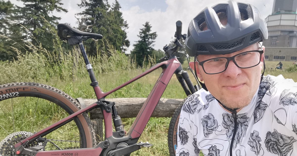 Jeździłem rowerami z nowoczesnym napędem elektrycznym marki Bosch. Przy niewielkiej mocy i niewielkich wymiarach napędy te z zapasem dają sobie radę w rowerach sportowych