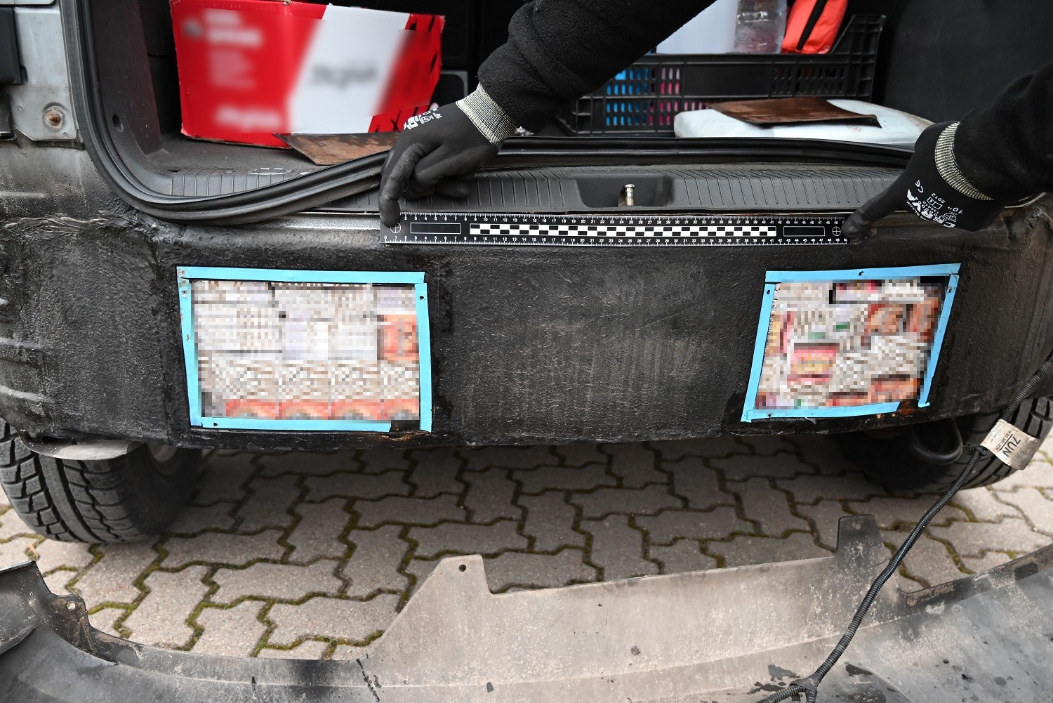 Nielegalne papierowy ukryte pod bagażnikiem samochodu