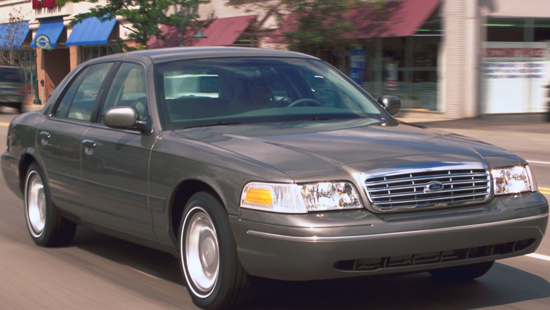 Do Polski bywają też sprowadzane radiowozy z zagranicy. Na zdjęciu kultowy Ford Crown Victoria, który w wersji policyjnej wygląda wprawdzie jak nudny sedan, ale pod maską ma ten sam silnik V8 co Mustang, ma też wzmocnione zawieszenia, a czasem nawet lekko opancerzone drzwi.