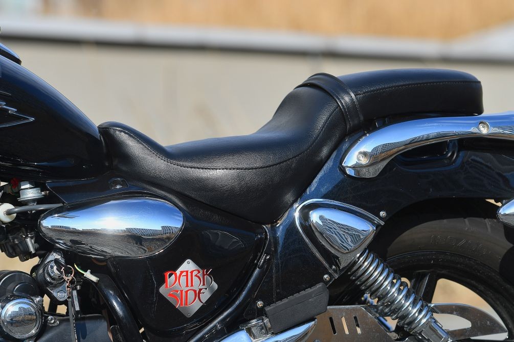 Siodło i pozycja pasażera należą do "umiarkowanie" mocnych punktów pojazdu...