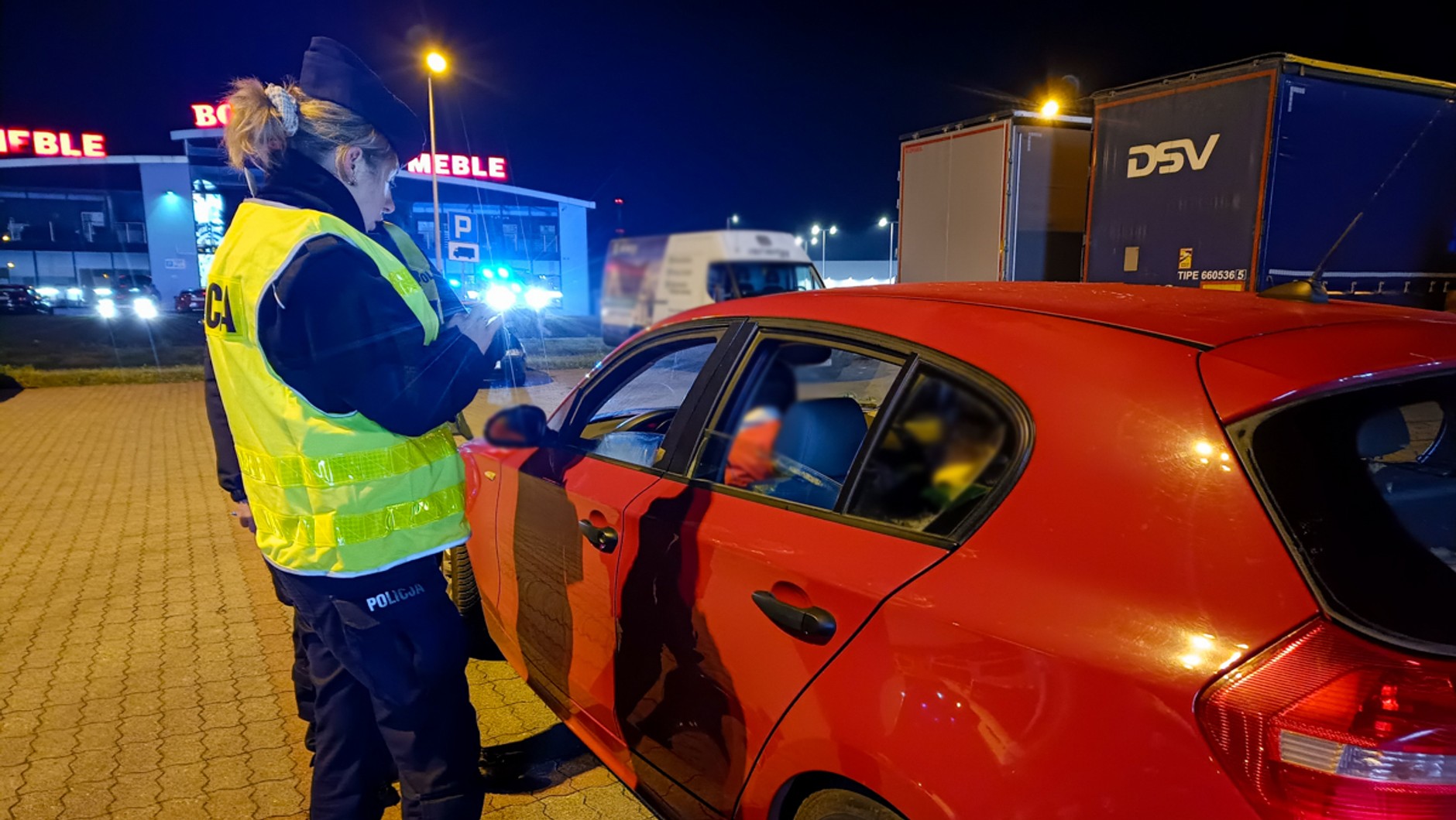 Kontrola policji na parkingu