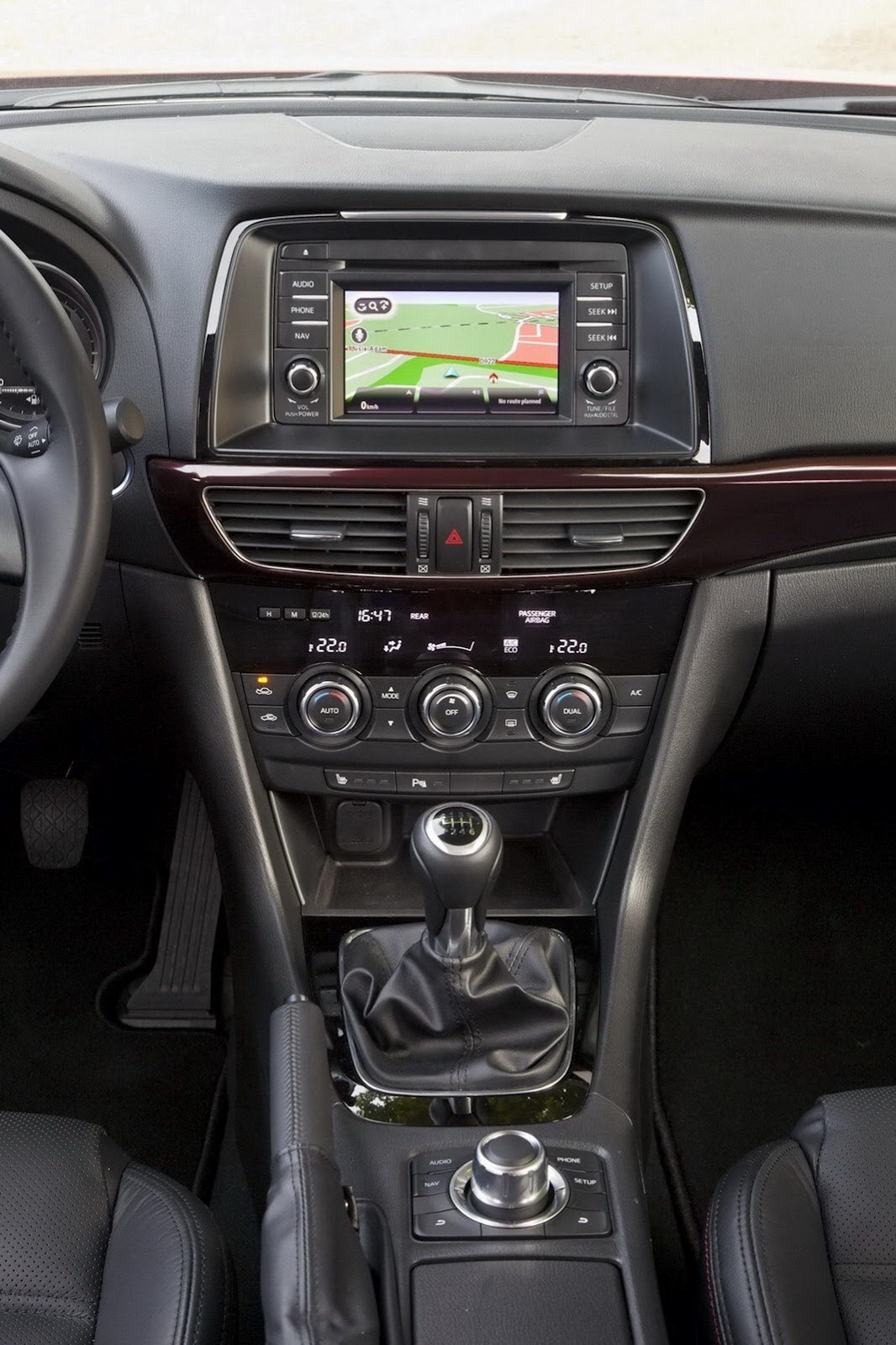 Wiemy jak jeździ nowa Mazda 6: nareszcie ma to coś!