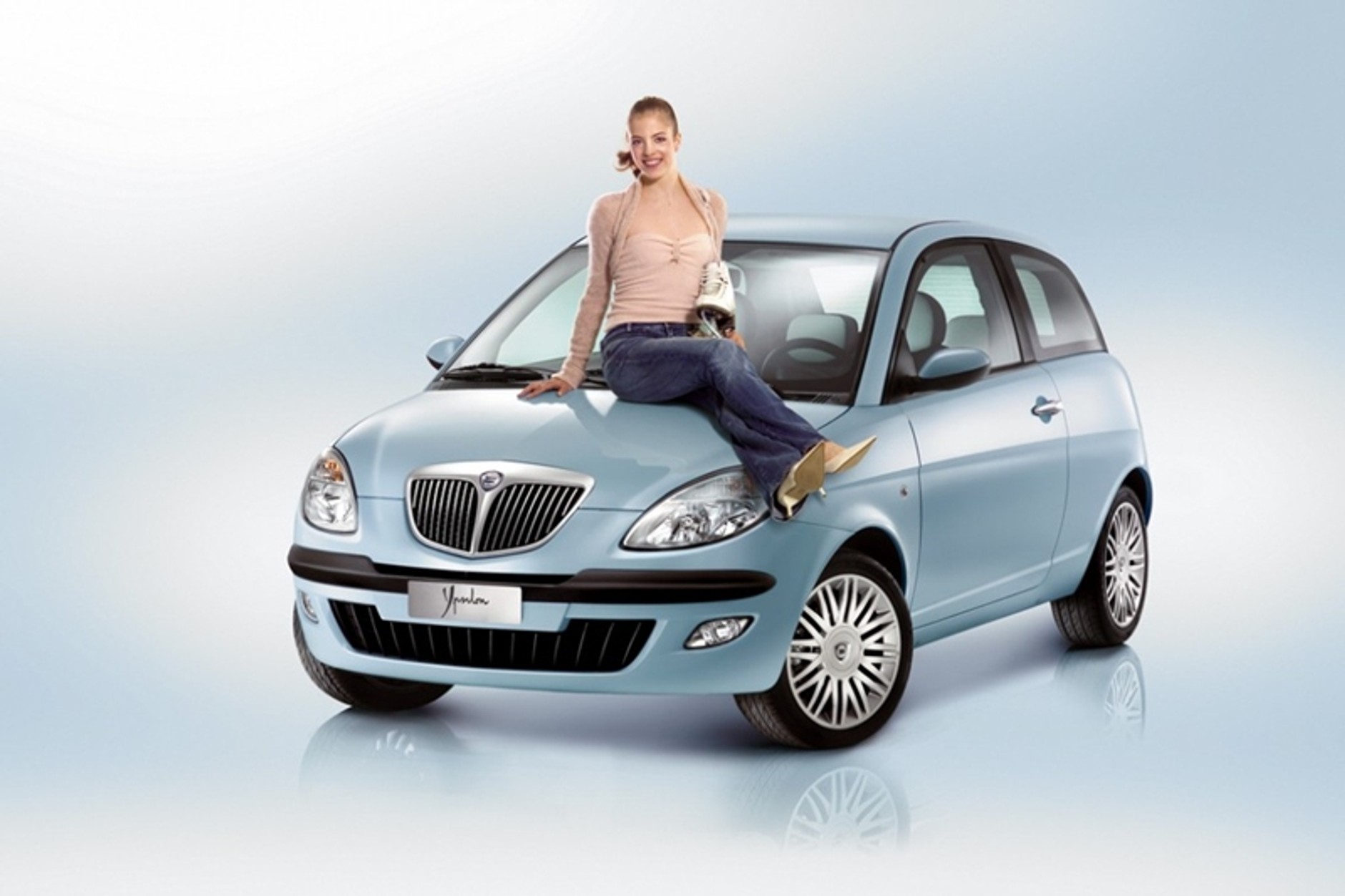 Lancia przyciąga zjawiskowe kobiety