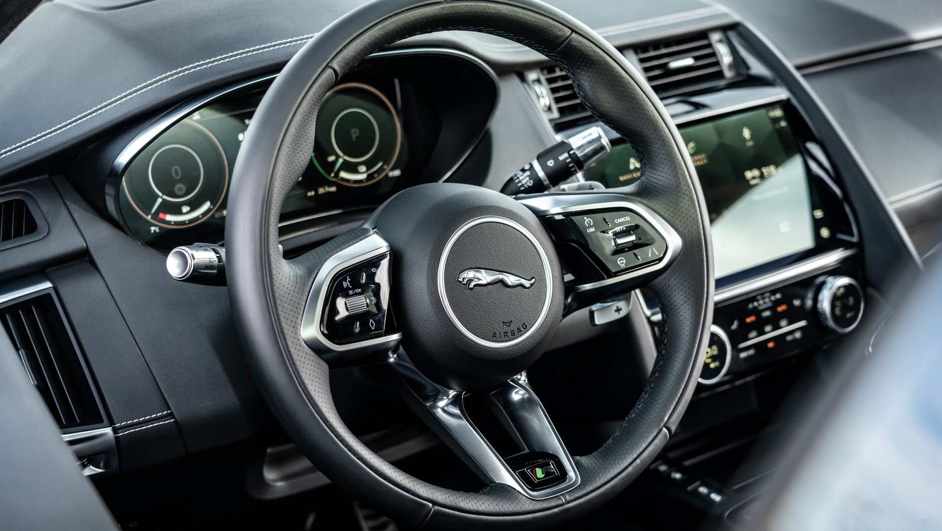 Jaguar E-Pace 2022 - 80 procent zadań wykonasz za pomocą dwóch dotknięć konfigurowalnego ekranu.