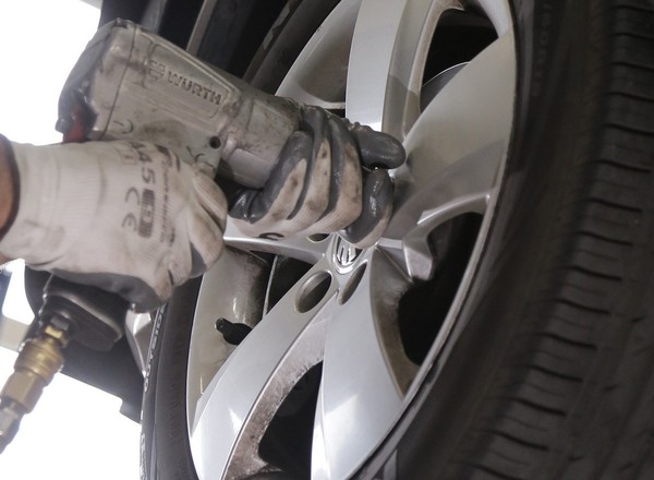 Kupił chińskiego elektryka i w pół roku "zajechał" opony. Sprzedawca: to normalne. Normalne?