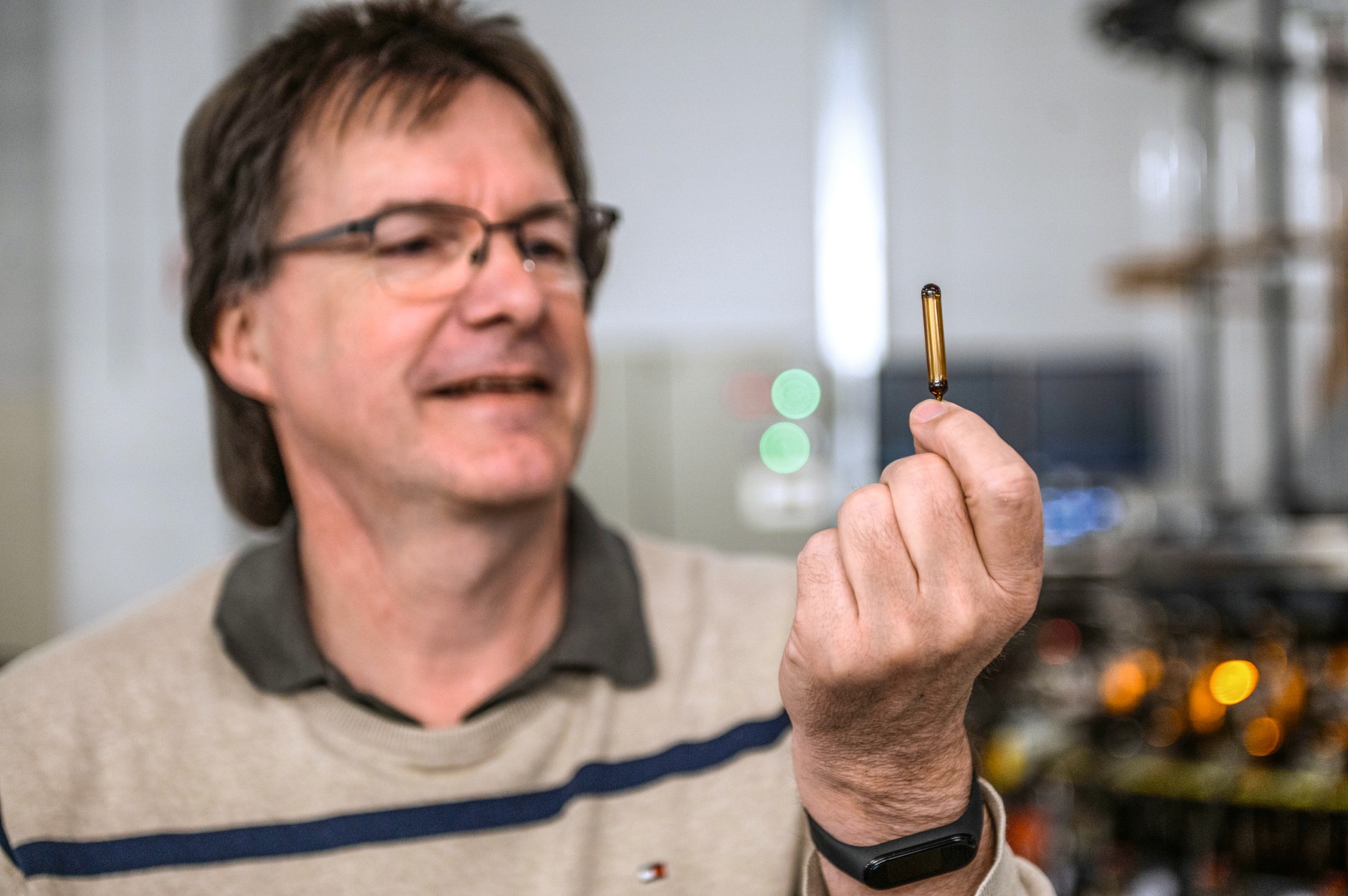 Mikrogaśnica wewnątrz akumulatora: ponieważ największym problemem jest dotarcie ze środkiem gaśniczym do wnętrza akumulatora, prowadzone są prace nad automatycznymi mikrogaśnicami umieszczonymi na stałe wewnątrz akumulatora. Firma Job z Ahrensburga opracowała rozwiązanie pod nazwą „E-Bulb”: jego głównym elementem jest szklana ampułka w specjalnej obudowie, montowana wewnątrz akumulatora. Działanie jest podwójne – ampułka pęka po podgrzaniu i uruchamia mechanizm odcinający zasilanie, a jednocześnie wylewa się z niej płyn gaśniczy.