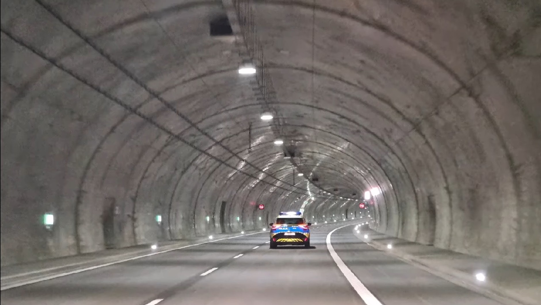 Radiowóz w nowym tunelu na trasie S3
