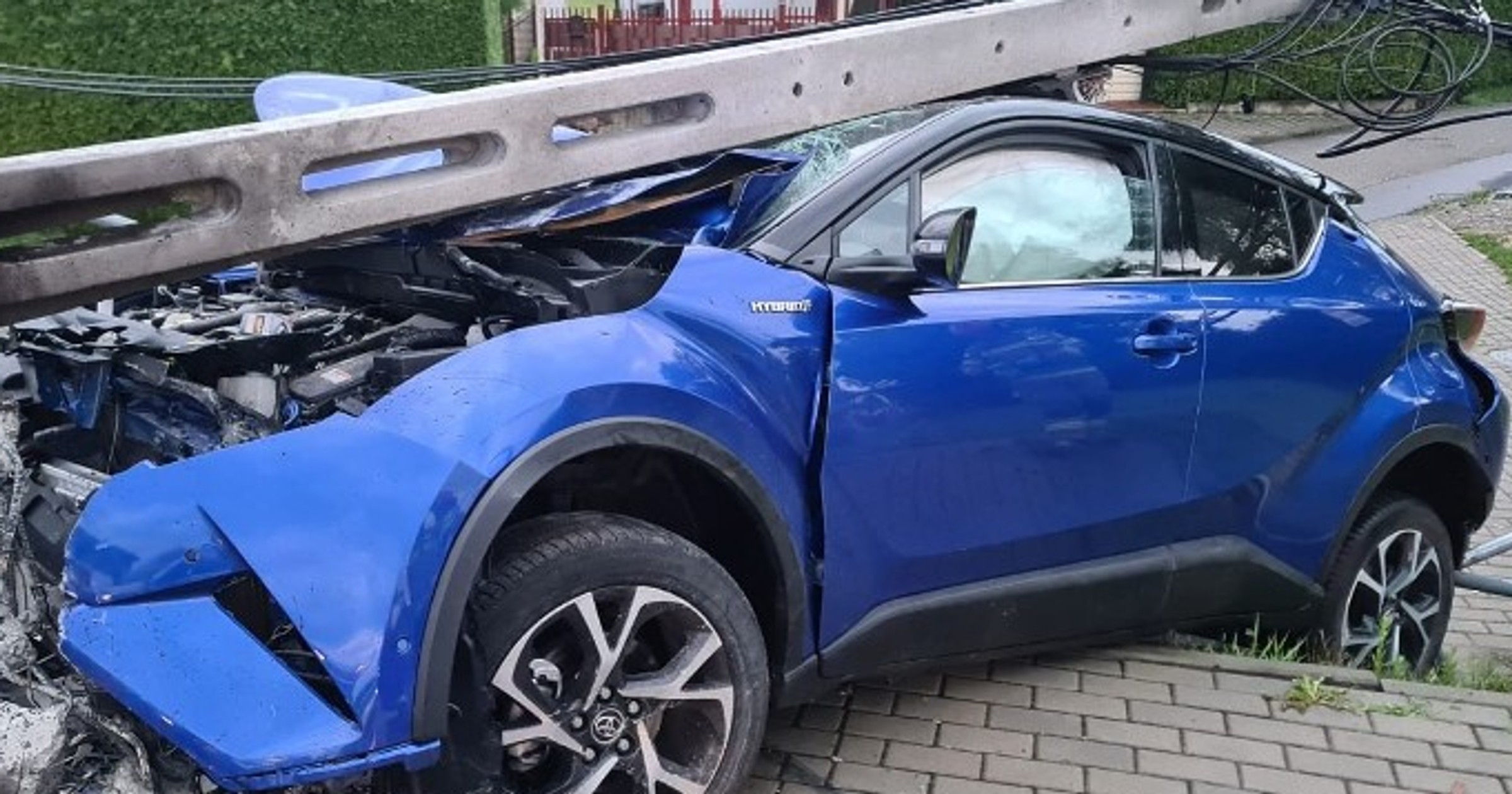 SUV w Nowym Sączu uderzył w słup
