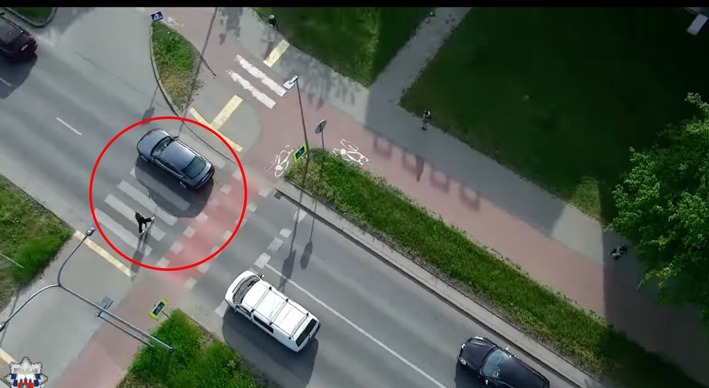 Kierowca wyprzedzał na przejściu dla pieszych