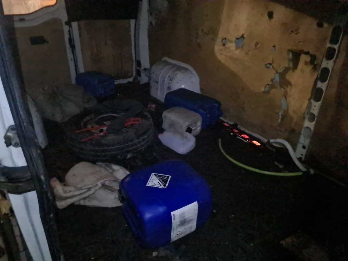 Policja zatrzymała do kontroli dostawcze Renault. To, co znaleźli z tyłu auta nie pozostawiało wątpliwości