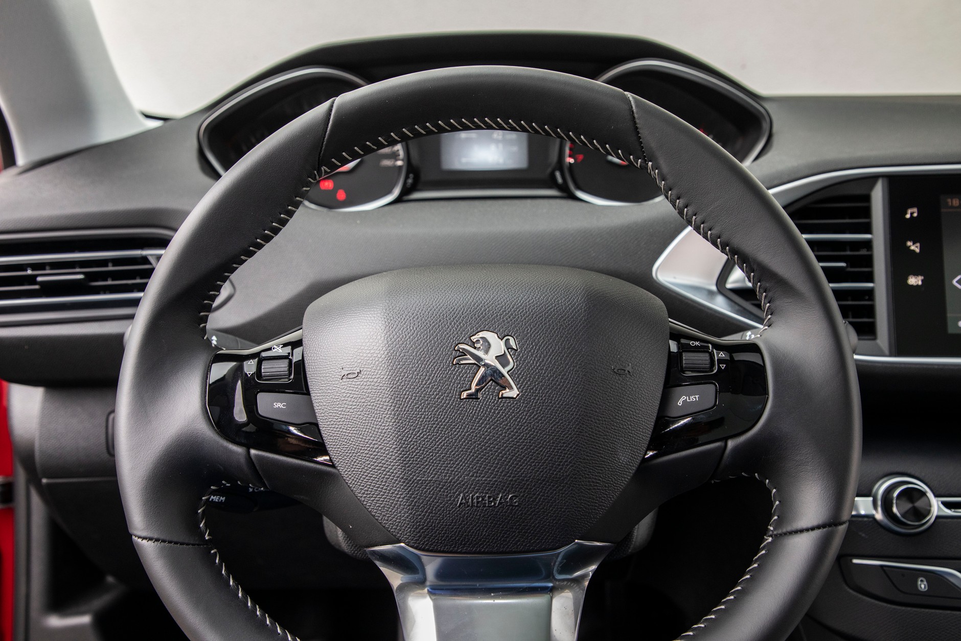 Wymaga gimnastyki: zegary w Peugeocie 308 umieszczono tak, że mała kierownica je przesłania i trudno znaleźć optymalną pozycję, żeby jednak widzieć wskazania