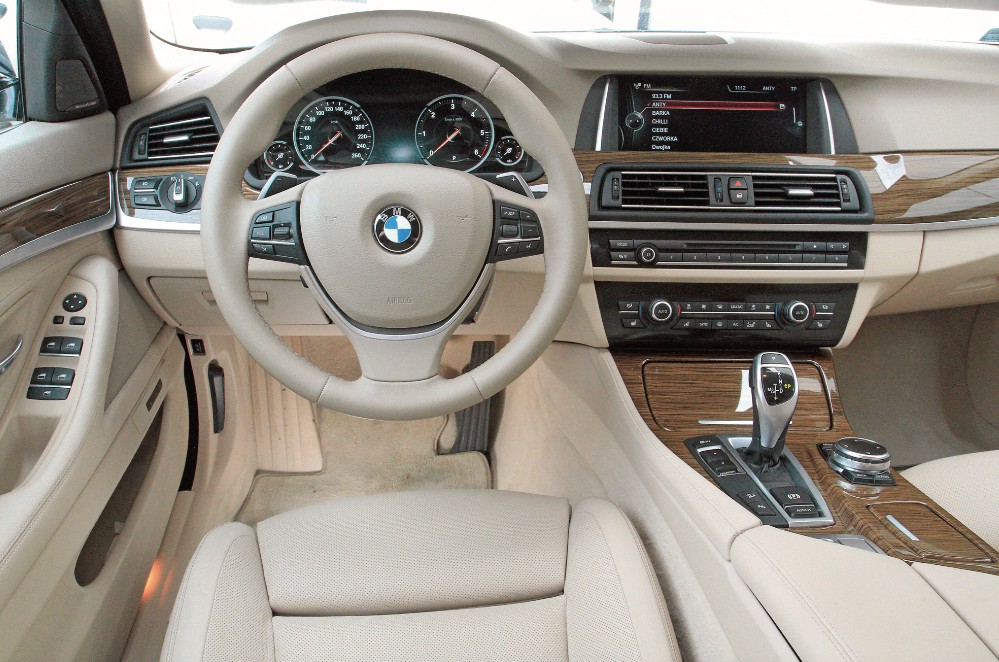 Bardzo przyjemny i funkcjonalny kokpit, często bogate wyposażenie. Znakomita skrzynia automatyczna ZF 8HP