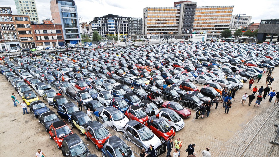 Rekordowa parada Smartów w Belgii 