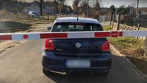 Oślepiony słońcem 81-latek wjechał za rogatki. Zareagowała dyżurna ruchu