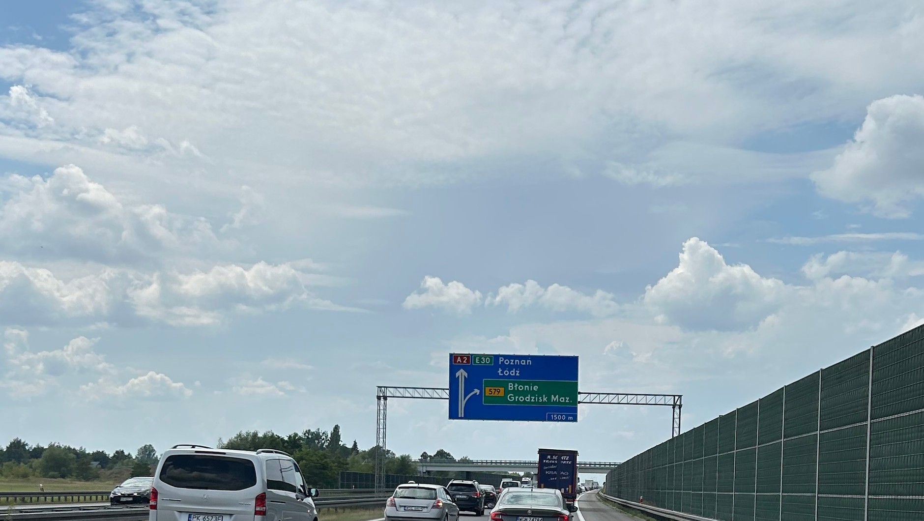 Dojazd z Warszawy do Baranowa nie jest na razie wcale taki łatwy. Autostrada A2 jest na tym odcinku wąska i się korkuje, a Baranów nie ma własnego zjazdu. To w końcu na razie tylko wieś.