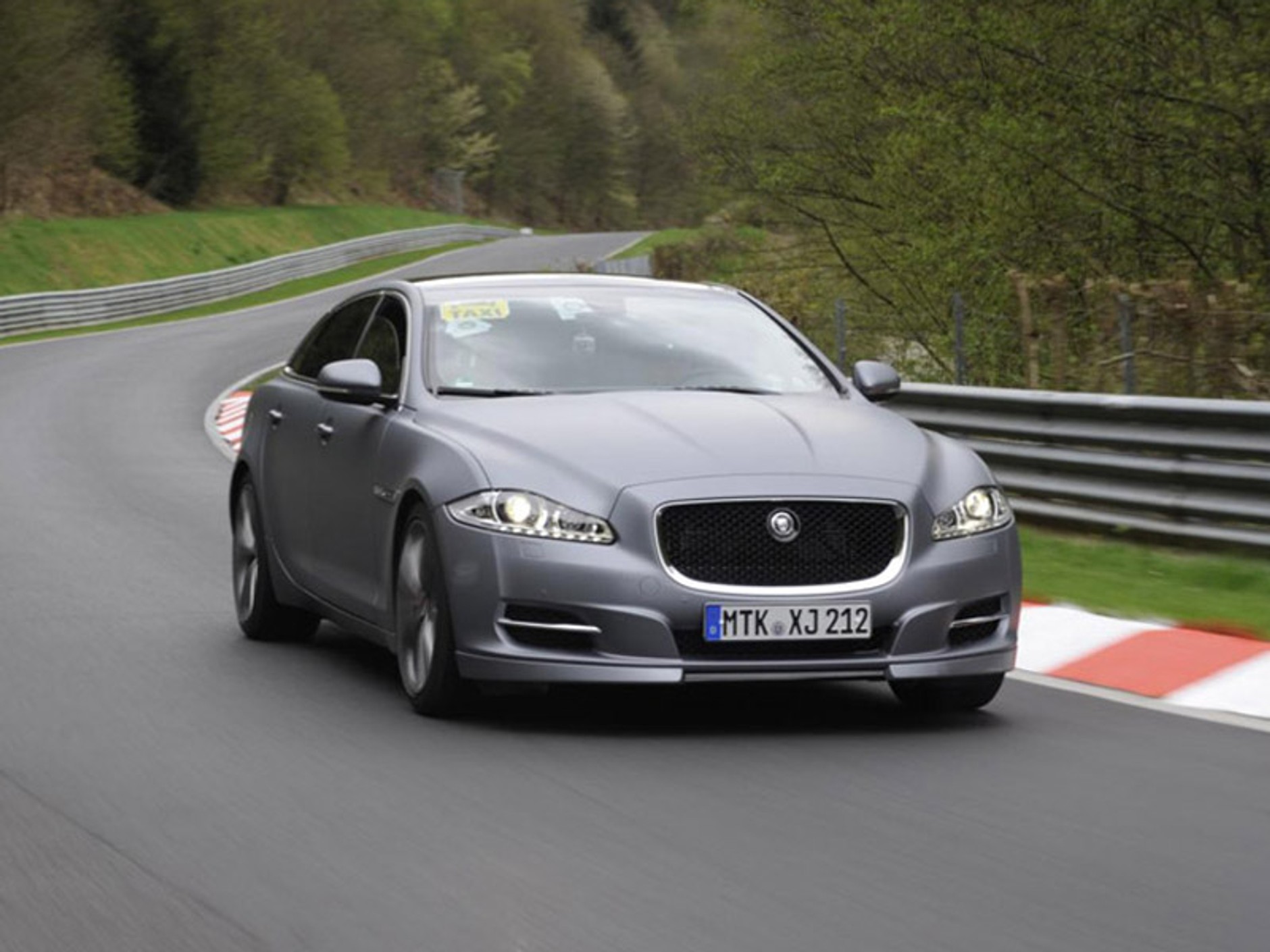 Jaguar XJ Sport w roli taxi na Nurburgringu