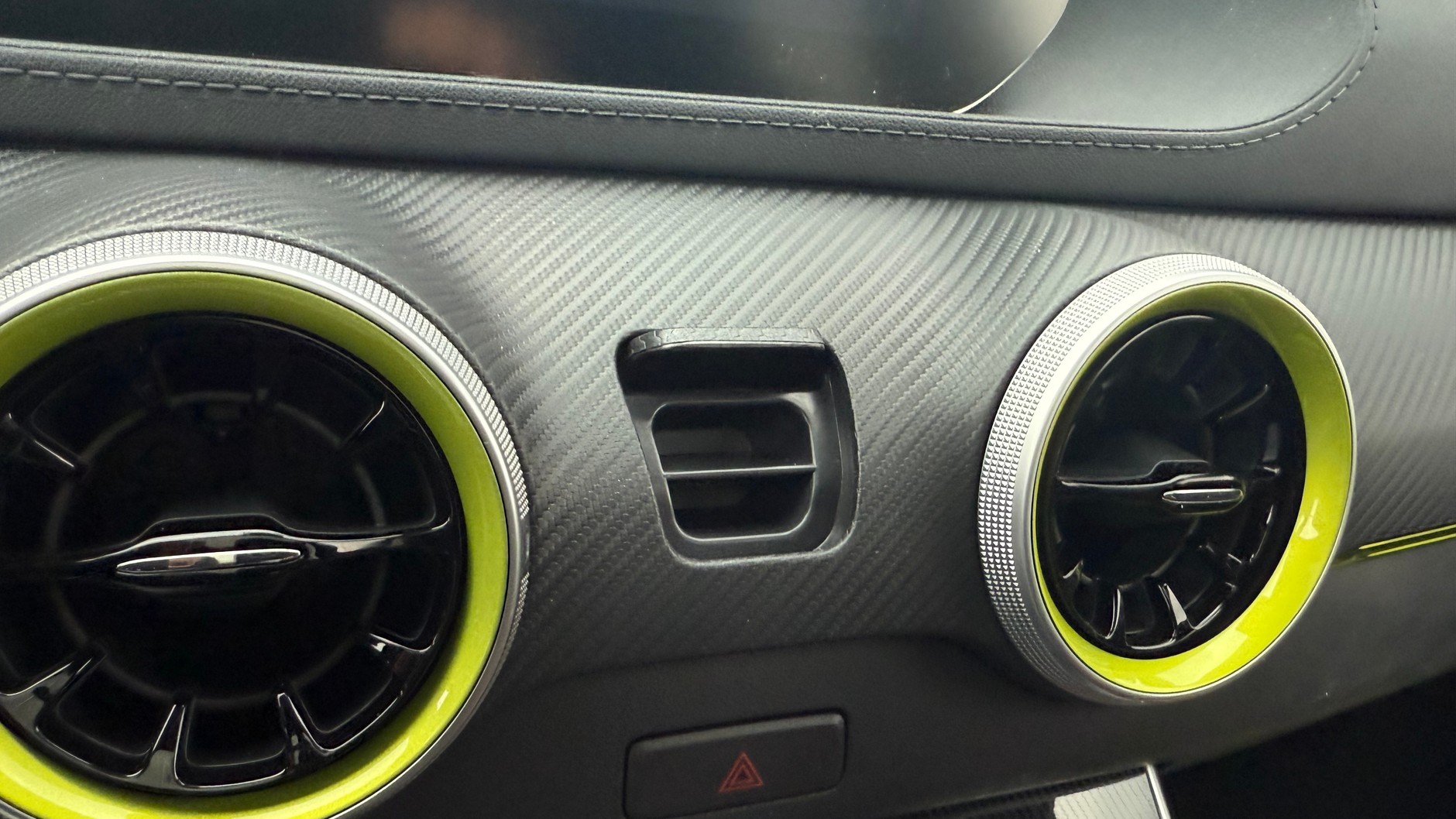 Klapka w desce rozdzielczej okazuje się bardzo sensowna