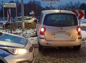 Wjechał autem na środek ronda i utknął. Policjanci od razu wyczuli charakterystyczną woń