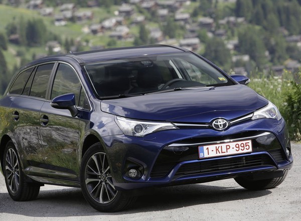 Toyota Avensis po liftingu - nie odstaje od konkurentów