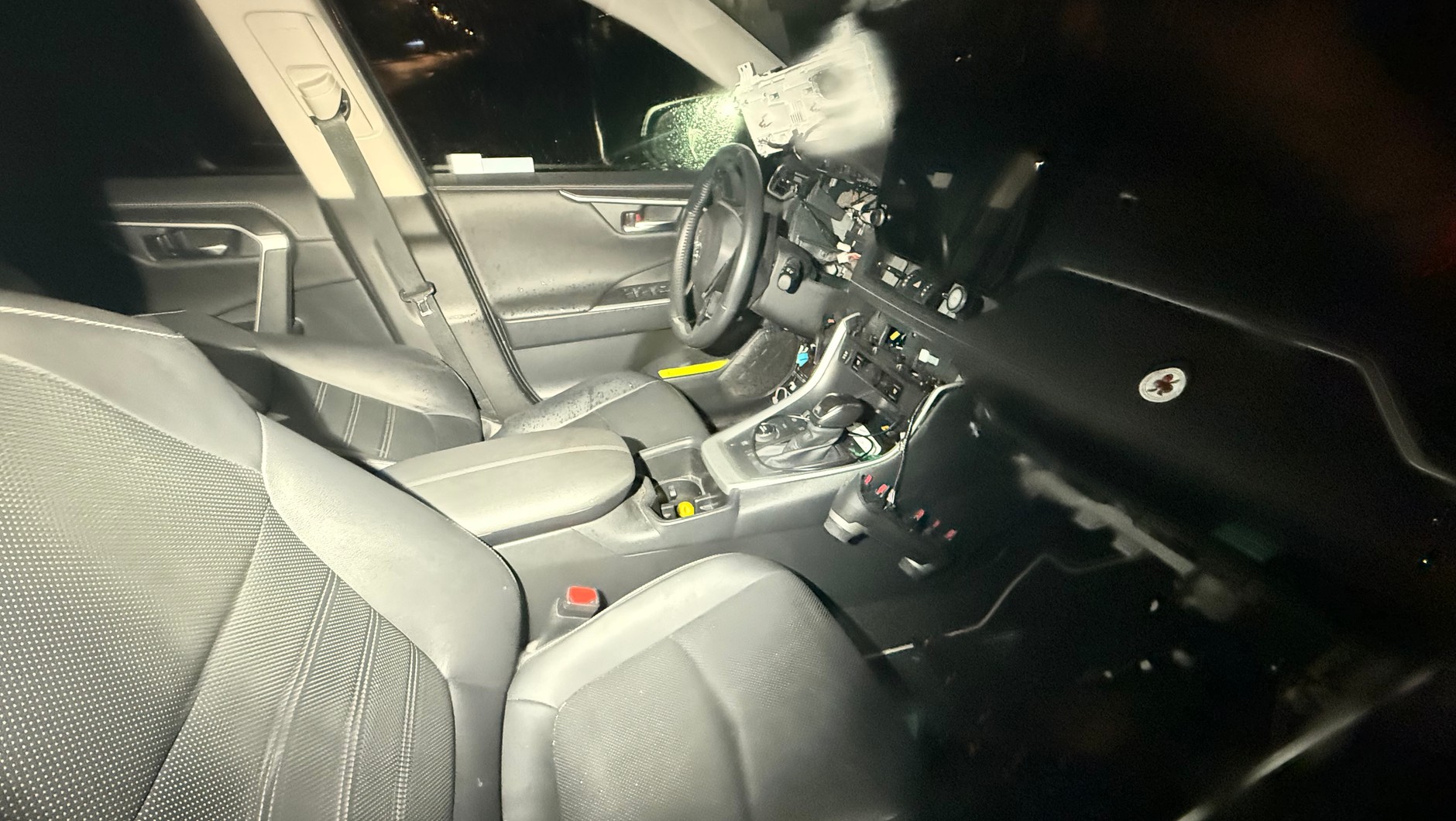 Wnętrze Toyoty RAV4 po próbie kradzieży