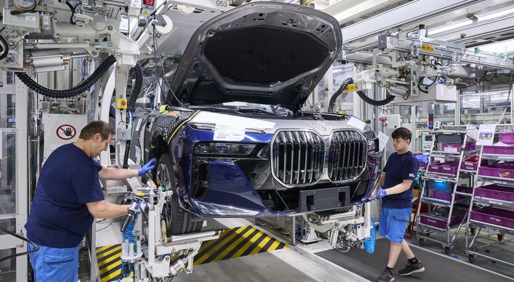 BMW serii 7 (G70) w fabryce w Dingolfing (Niemcy)