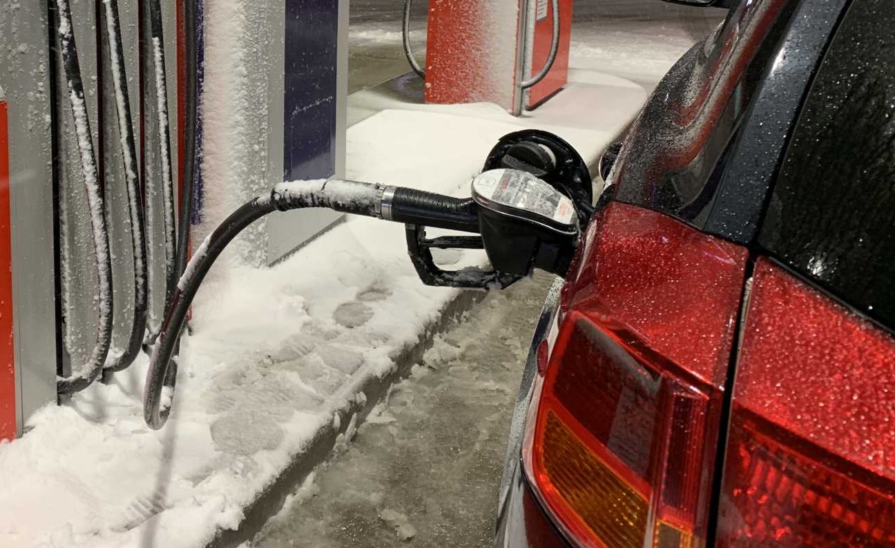 Tankowanie nie jest uznawane na Słowacji za podstawową potrzebę życiową – jeśli ktoś nie ma aktualnego, negatywnego wyniku testu na COVID-19, nie może jechać na stację paliw.