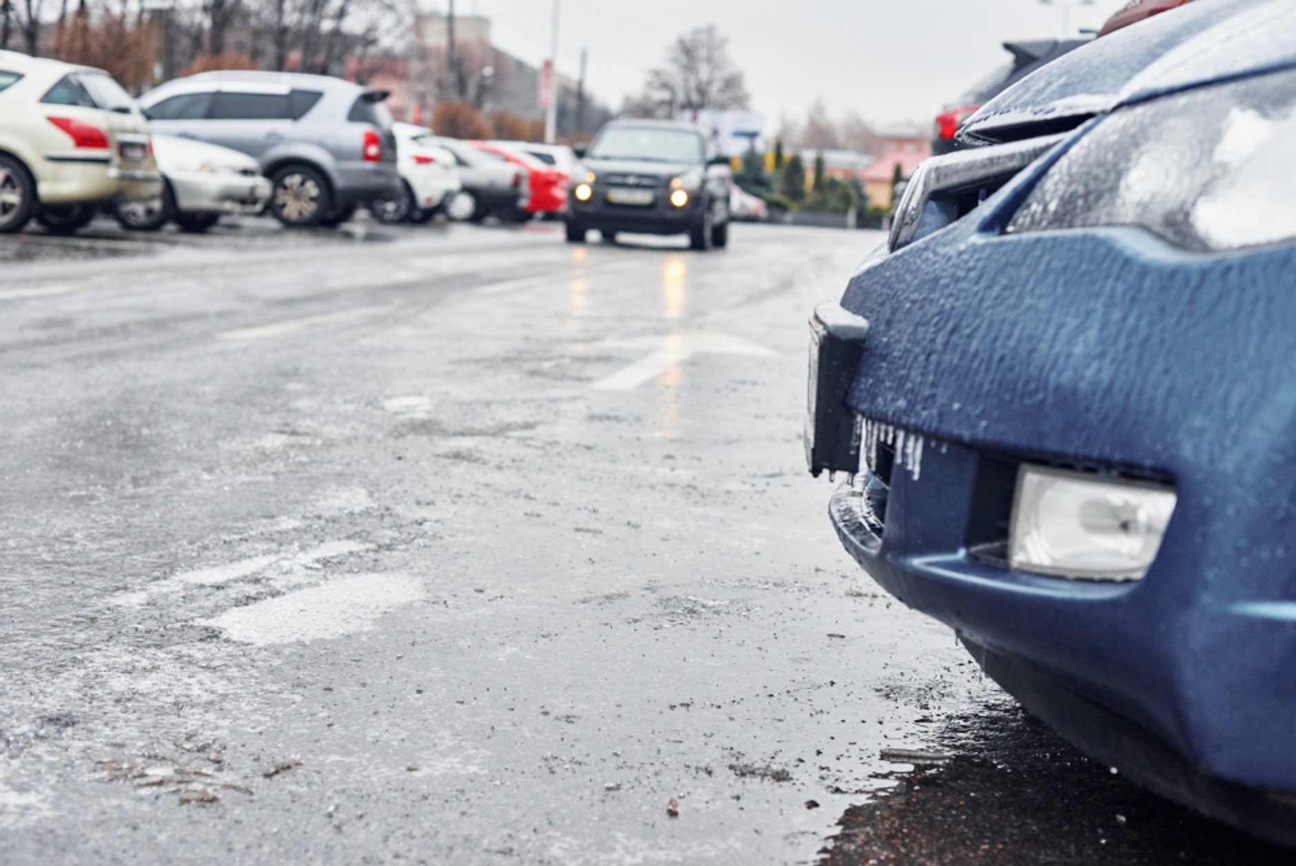 Nienaturalnie błyszcząca nawierzchnia jest oznaką gołoledzi. W ten sposób łatwo pomylić gołoledź z mokrą drogą