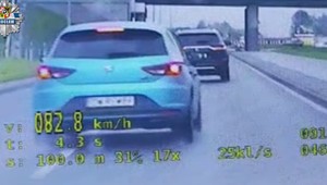 Nie wiedział, że wyprzedza policjantów. Ominął wysepkę pod prąd