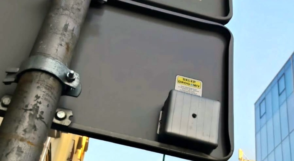 Policja bada sprawę tajemniczego pudełka na znaku drogowym w Warszawie. Nikt nie wie, o co chodzi