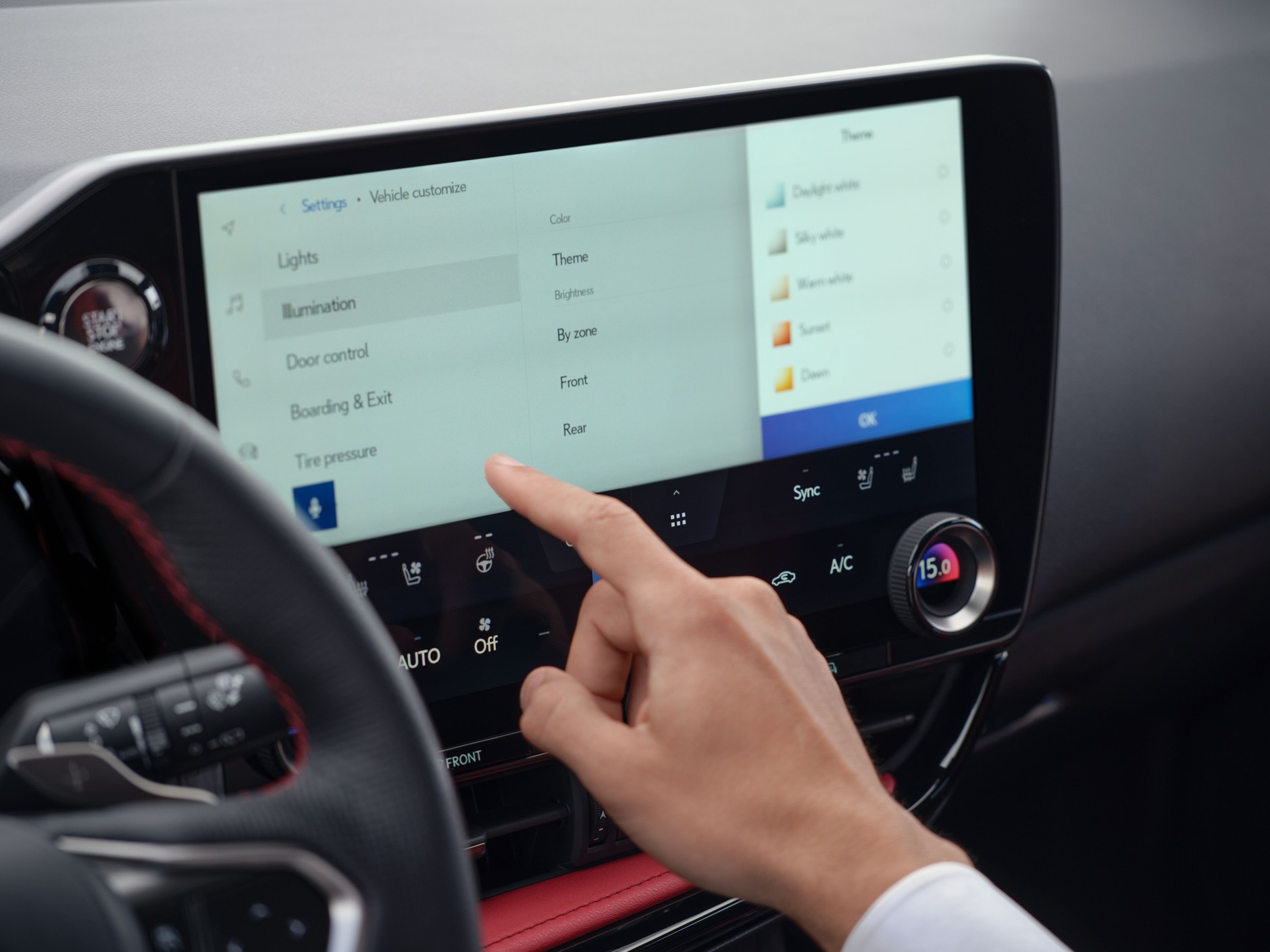 Centralny wyświetlacz umieszczono blisko kierowcy, aby nie musiał on odrywać pleców od fotela