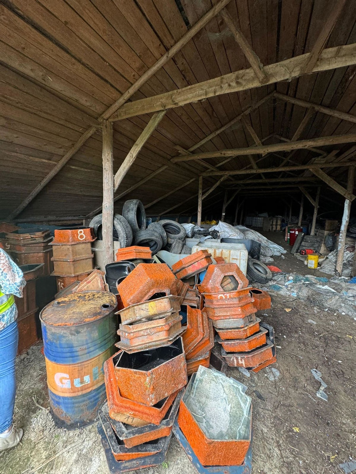 TIR z niebezpiecznymi substancjami