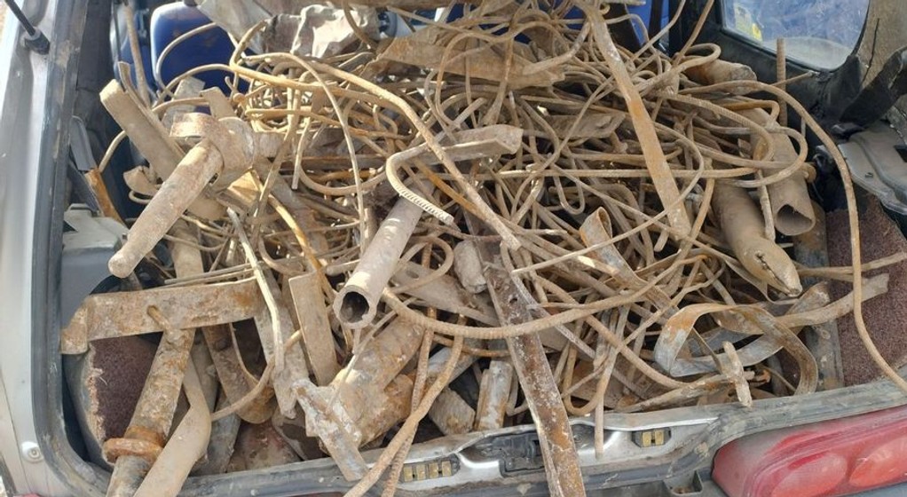 Załadowali złom do Seicento, ale policjanci i tak dogonili ich na piechotę